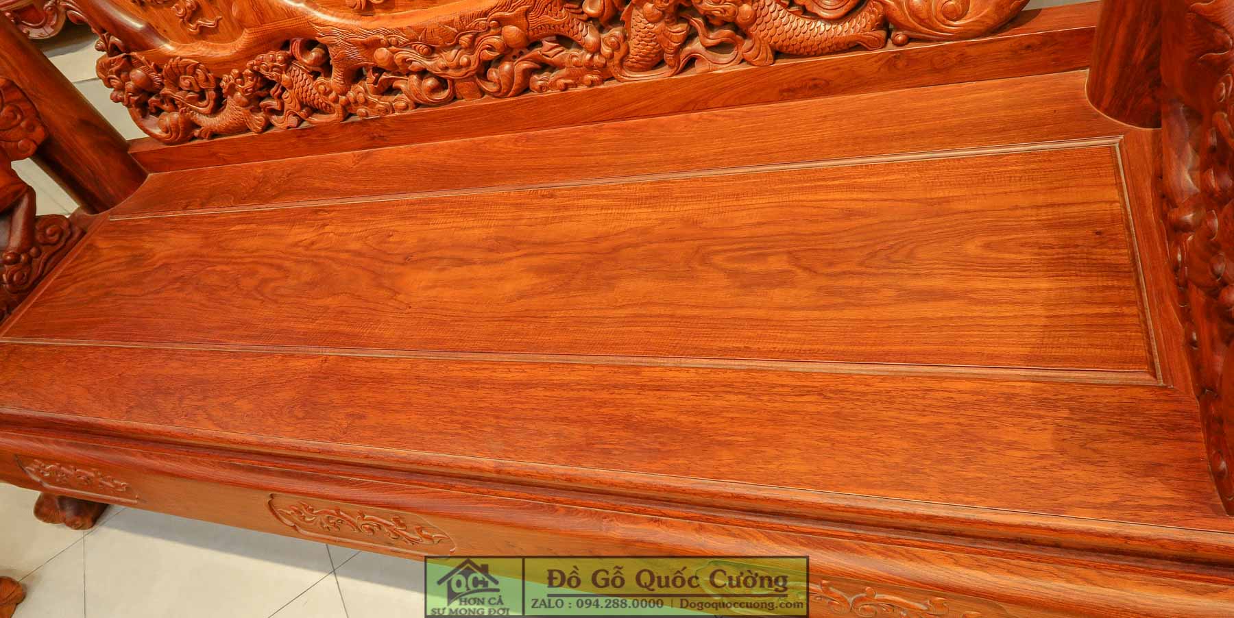 Hình ảnh chi tiết mặt lá ghế dài - là một tấm ván gỗ hương vân chọn lọc dày 2cm